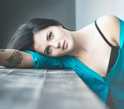 girl with tattoed hand